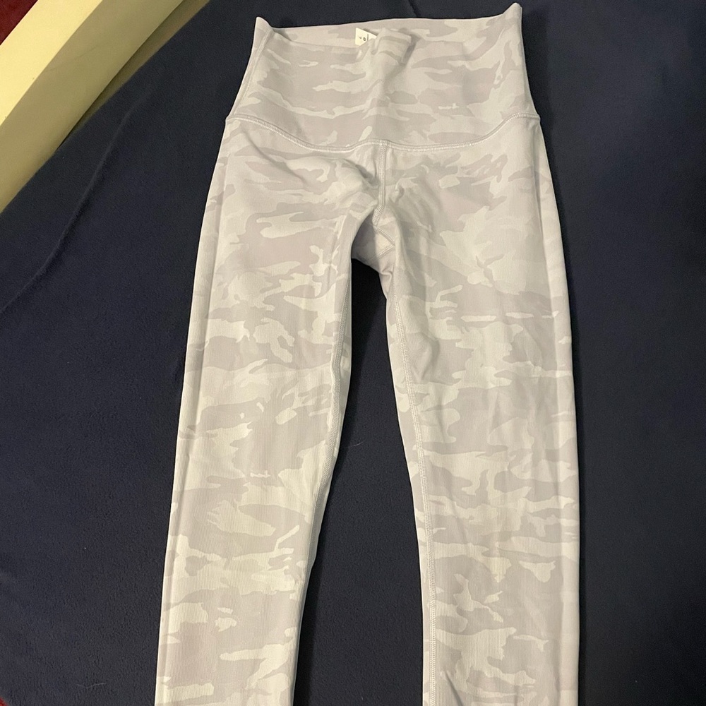 (Authentic) Lululemon Wunder Under High-Rise Tight 28". Full length. Size 6.